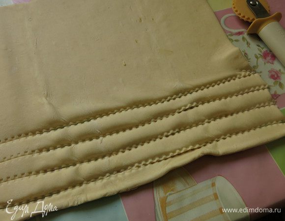 Нарезаем тесто на полоски.