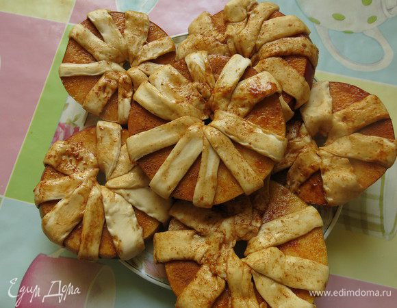 Оборачиваем шайбы яблок полосками теста, формируем цветок.