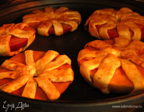 Выпекаем при 200°С и 540W  в микроволновке с конвекцией 30 минут. В духовке — при 200-220°С.