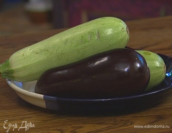 Морковь, лук и чеснок почистить, у сладкого перца удалить плодоножку с семенами, у баклажана и цукини — плодоножку, у яблока — сердцевину. 