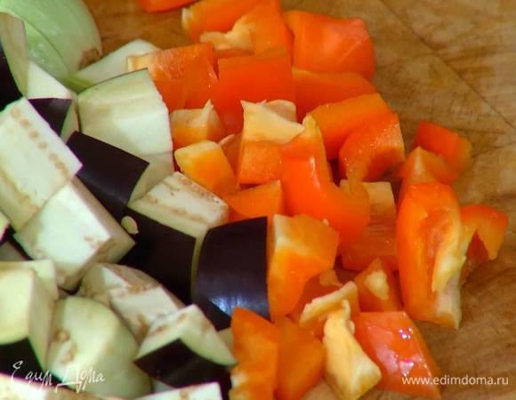 Все ингредиенты нарезать маленькими кубиками. 