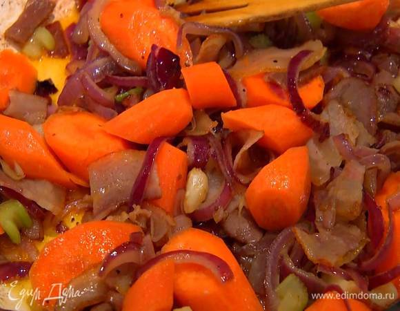 Разогреть на сковороде 1 ст. ложку оливкового масла и томить овощи под крышкой на небольшом огне около получаса. 