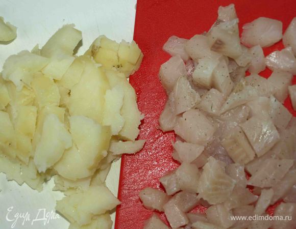 Картофель нарезать кубиками. Тилапию промыть, посолить, поперчить и оставить на 20 минут. Одну часть тилапии нарезать кусочками. 