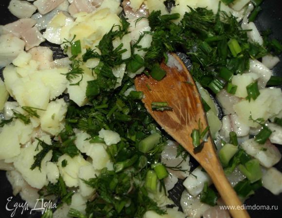 Кусочки тилапии обжариваем на растительном масле. Добавляем картофель, зелень, соль и перец по вкусу.