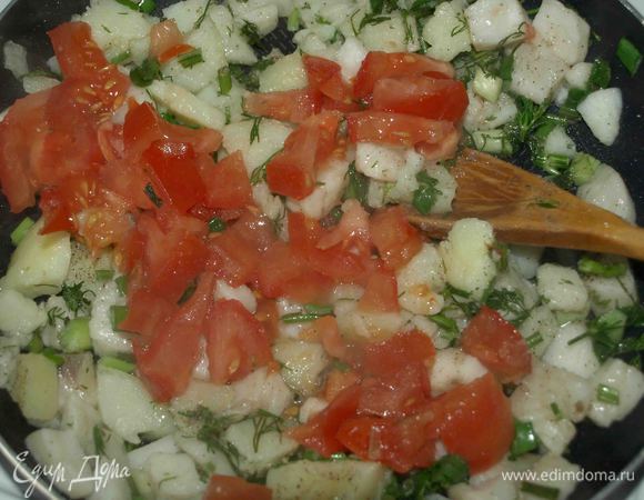 Помидор нарезаем кубиками. Добавляем к остальным ингредиентам. Томим 1 минуту. Готовую начинку остудить.