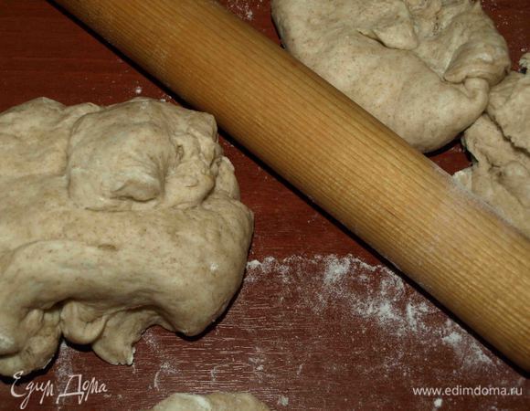 Когда тесто подойдет, разделите его на одинаковые куски. У меня каждый кусок 130 г. Работать с тестом на припыленной мукой поверхности.