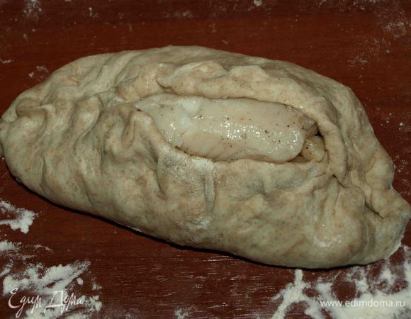 Аккуратно закрепляем края. Придавая пирожку форму лодочки. Верх пирожка оставить открытым. 