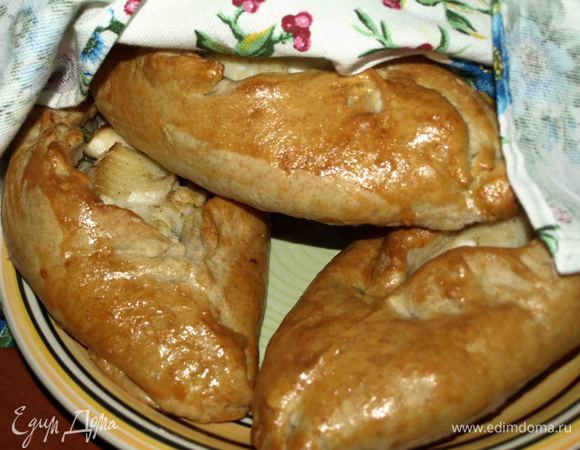 Достаем готовые расстегаи. Даем им постоять 5 минут и подаем теплыми к рыбному супу! Или едим просто так и наслаждаемся! У меня получилось 6 крупных расстегаев.