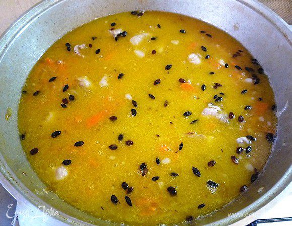 Наливаем в казан 1,5 литра воды, может понадобится чуть больше, так как вода должна покрывать овощи с мясом на 1,5–2 см, добавляем специи, барбарис, зиру.