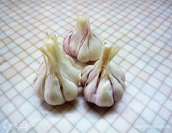 Очищаем три головки чеснока.