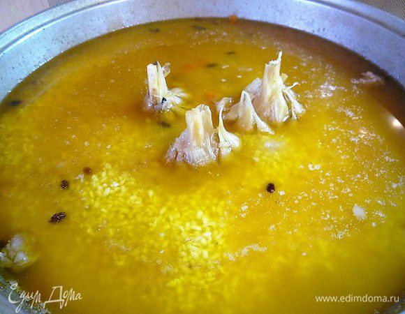 Чеснок возвращаем обратно, делаем огонь на максимум и готовим до полуготовности риса.