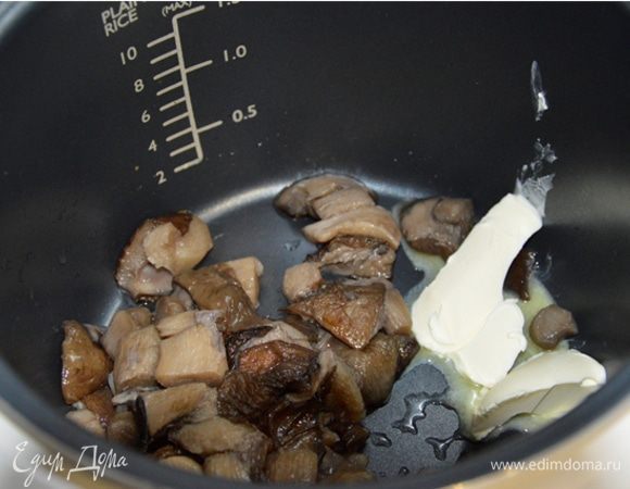 Грибы у меня были замороженные, но предварительно отваренные. Поэтому я их просто разморозила. Мультиварку включаем на режим «Выпечка», выкладываем в чашу грибы и сливочное масло, устанавливаем таймер на 50 мин.