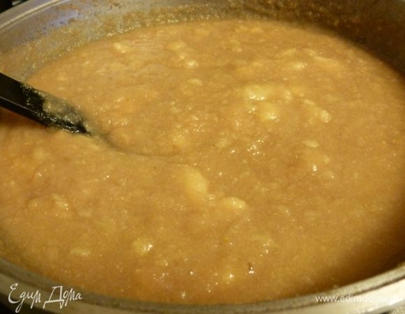 Груши помоем, счистим шкурку и уберем косточки. Произвольно нарежем и поставим на огонь. Нужно чтобы выпарилось побольше влаги. В процессе готовки кусочки груш должны развариться в пюре. Можно помочь блендером. Не забудьте добавить тмин для аромата. Сахар я не кладу.