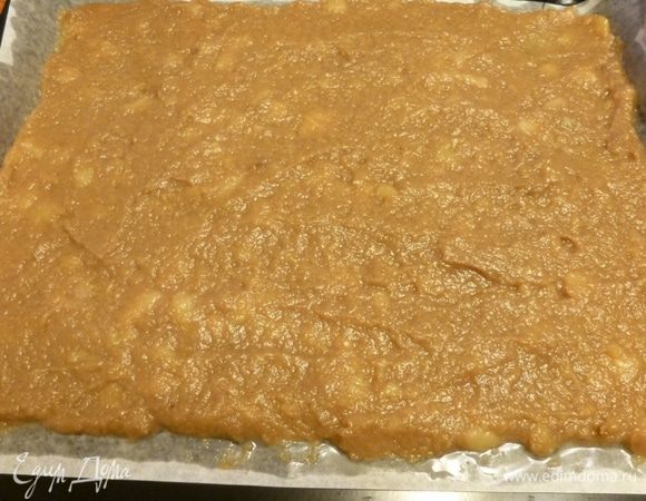 Выложим тонким слоем уваренную массу на пергамент, смазанный растительным маслом. И отправим в духовку на несколько часов. Температура в духовке 80-90°С, включить вентиляцию и немного приоткрыть дверцу. 
