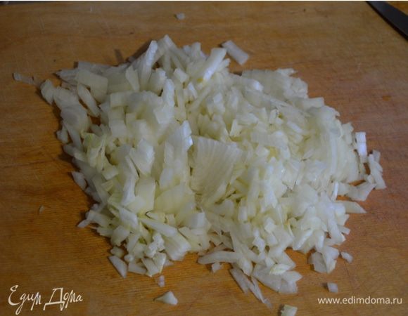 Пока грибы обжариваются нарезаем мелкими кубиками лук. Добавляем его к грибам и солим.