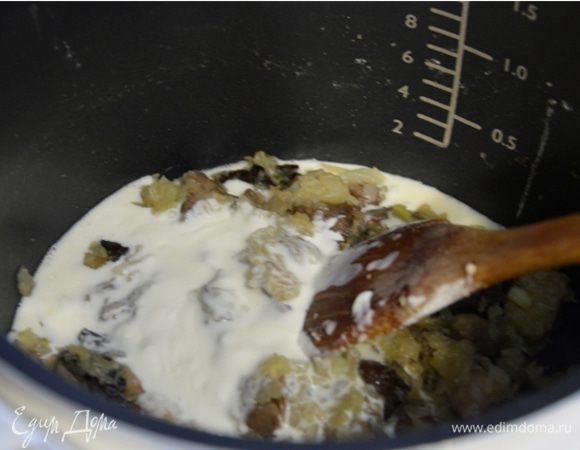 Через 20 мин от начала готовки добавляем муки и все перемешиваем. Еще через 5 мин (25 мин от начала) добавляем сметану и все тщательно перемешиваем.