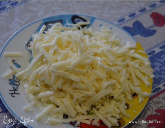 Натертый на терке сыр добавляем на 30-ой минуте.