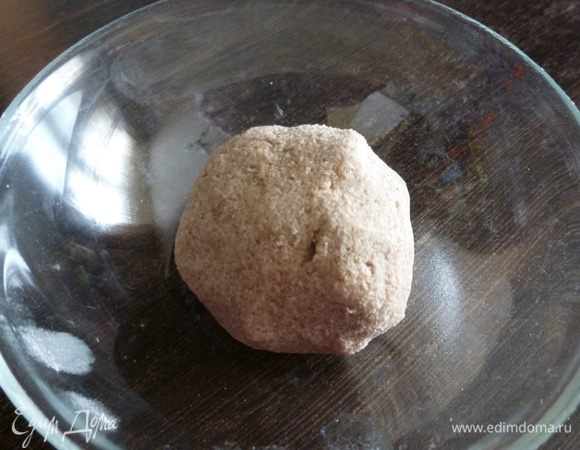 В воде растворим соль, добавим сметану, ржаную муку и замесим густое тесто. Оставим отдохнуть на полчаса.