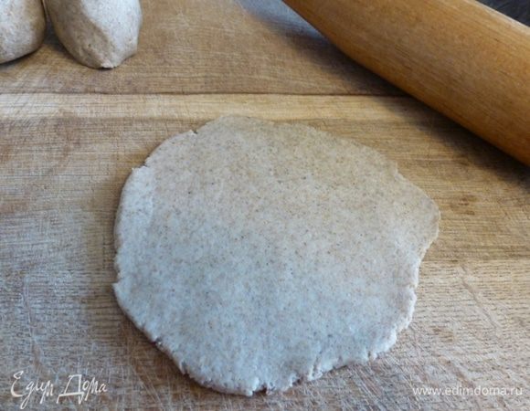 Тесто разделим на кусочки и каждый раскатаем в круглые лепешки.