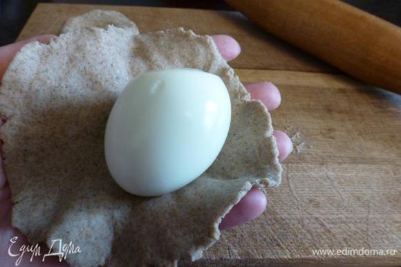 В каждую лепешку завернем вареное яйцо, защипнем края, сформируем круглый пирожок. Выпекаем в духовке при температуре 190°С, 20-25 минут.