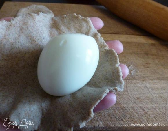 В каждую лепешку завернем вареное яйцо, защипнем края, сформируем круглый пирожок. Выпекаем в духовке при температуре 190°С, 20-25 минут.