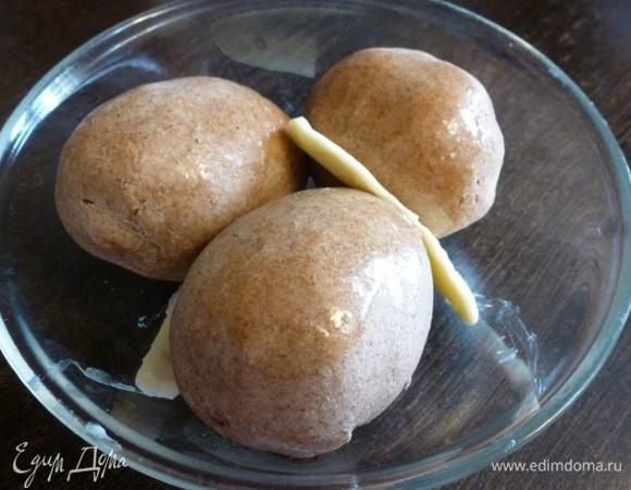 Готовые кокурки смажем сливочным маслом и накроем полотенцем.