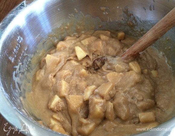 Слегка размешать, но не настаивать сильно. В тесте должны остаться комочки, это придаст маффинам рыхлую структуру.