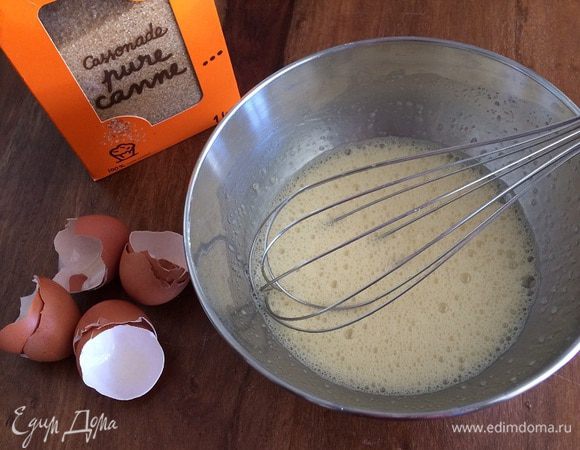 Подготовить влажные ингридиенты: взбить в пену яйца с сахаром. Растопить сливочное масло.
