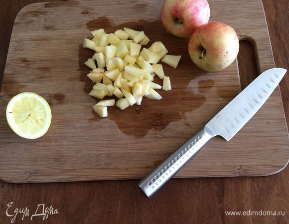 Снять с яблок кожицу. Порезать их небольшими кубиками, полить лимонным соком, чтобы яблоки не потемнели.