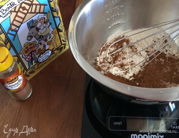 Приготовить сухую смесь для маффинов: смешать венчиком муку, разрыхлитель, корицу, добавить щепотку соли. 