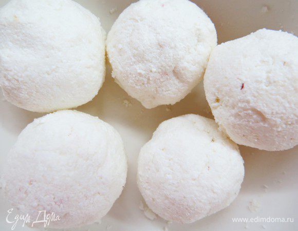 Обваливаем наши кокосовые шарики в кокосовой стружке, отправляем в холодильник минут на 30-40.