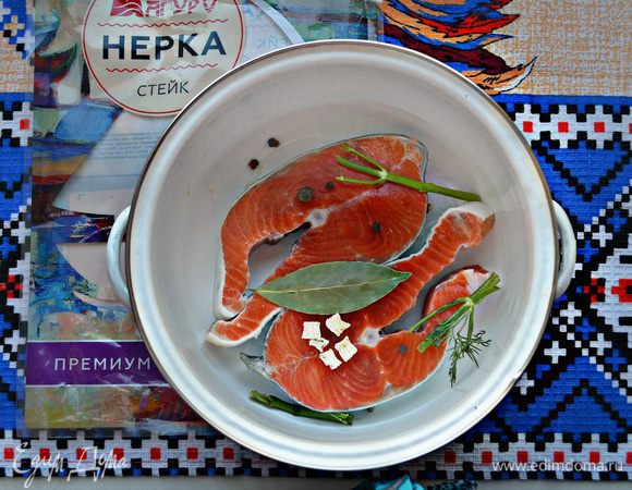 Положите рыбу в сотейник, добавьте горький и душистый перец горошком, корень сушеного сельдерея, стебель укропа и лавровый лист. Залейте водой и варите рыбу 20-30 мин до готовности.