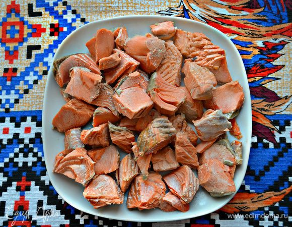 Выньте готовую рыбу из бульона, остудите и разберите на кусочки, удаляя кости. Готовый рыбный бульон процедите и впоследствии можете использовать его для приготовления ризотто, рыбного супа или других блюд.