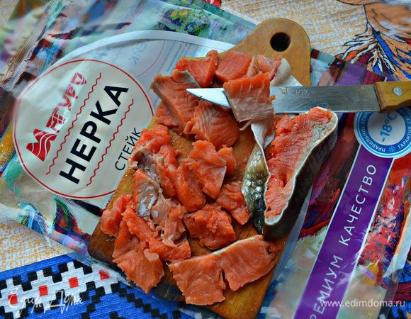 Третий стейк нерки нужно предварительно засолить (соль, сахар и перец по вкусу). Я это сделала накануне, за 1 день до готовки блюда.