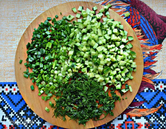 Огурцы нарежьте мелкими кубиками, зеленый лук и укроп мелко порубите.