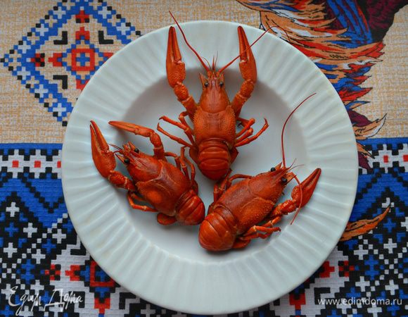 В большой кастрюле вскипятите воду, добавьте соль, перец горошком, веточки укропа и лавровый лист. Опускайте раков в кипящую воду головой вниз, держа за спинку. Делайте это крайне аккуратно (раки живые!). Варите на среднем огне 15 мин. Готовые раки выньте из воды, остудите, очистите их от панцирей, мясо клешней выньте, шейки оставьте целыми.