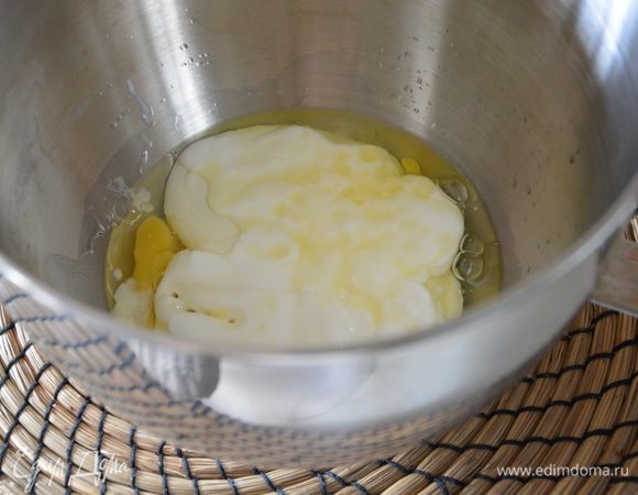 В миске смешать жидкие ингредиенты: яйца, йогурт (можно использовать кефир, пахту, простоквашу), растительное масло, мед, лимонный экстракт — это для аромата, можно использовать любой на ваше усмотрение, а можно и вовсе обойтись без него.