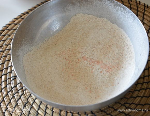 Отдельно просеять сухие ингредиенты: цельнозерновую муку, рисовую муку (можно заменить кукурузной), разрыхлитель, соль.
