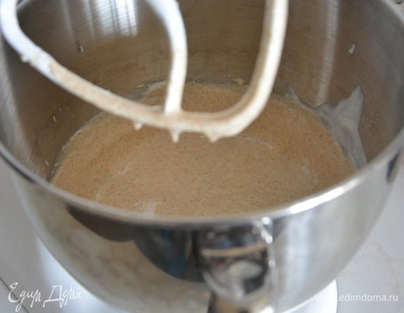 Добавить сухие ингредиенты к жидким и перемешать. Я мешала миксером насадкой для жидкого теста. Можно руками. Добавить соду и снова перемешать.