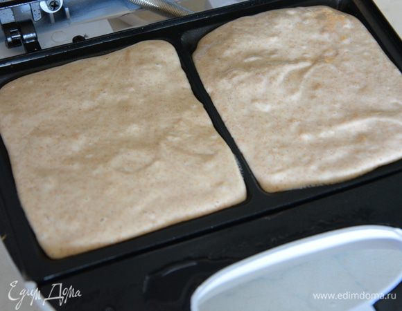Вафельницу разогреть и слегка смазать растительным маслом без запаха. Вылить тесто так, чтобы все им закрылось.