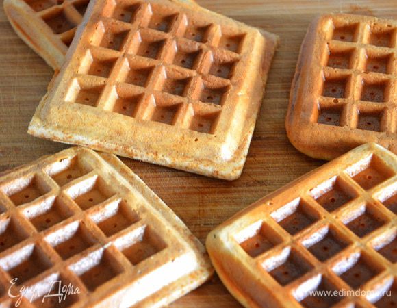 Закрыть вафельницу и выпекать согласно инструкции. Изделия из цельнозерновой муки пекутся долго, я выпекала 7-9 минут до румяного цвета и хрустящей корочки. Хотите вафли помягче, замените рисовую муку на пшеничную в/c и пеките меньше, тогда вафли будут менее хрустящими и мягкими. Выкладывать готовые вафли на деревянную поверхность, чтобы низ не стал влажным.