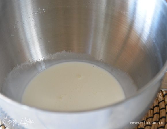 Охлажденные сливки взбить миксером.