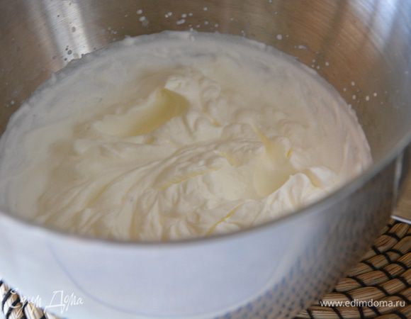 Взбиваем до крепких пиков.