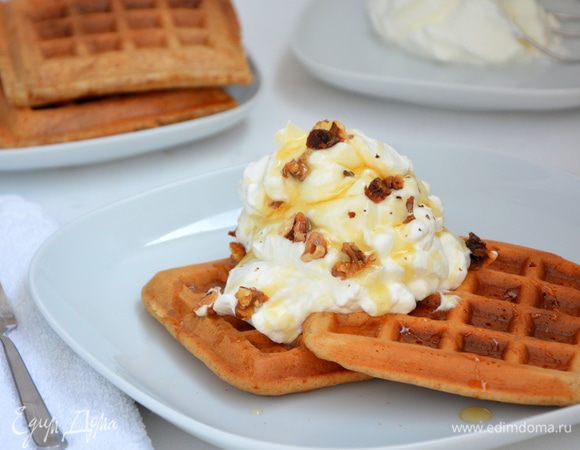 На вафли выкладываем несладкие взбитые сливки, жареные грецкие орехи и поливаем ложкой жидкого меда. Одни вкусные полезности! Приятного вам аппетита! :)