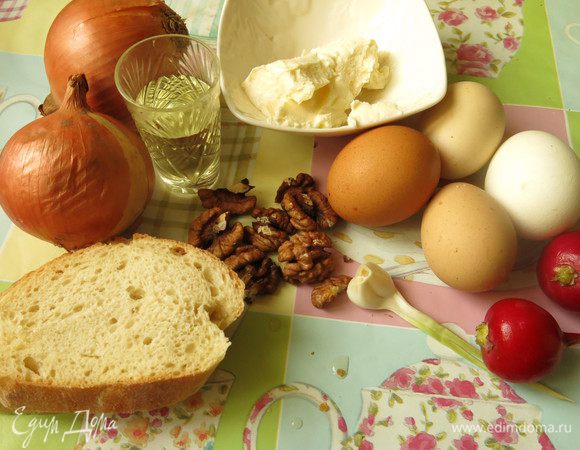 Отвариваем яйца, подготовим масло, чеснок, лук, хлеб, редис, огурцы, орехи.