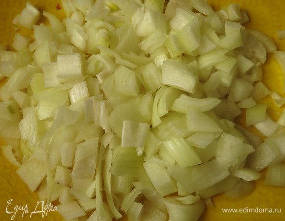 Нарезаем лук кубиками.