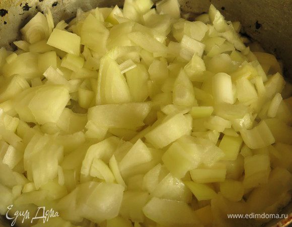 Растапливаем сливочное масло, добавляем растительное, кладем лук.