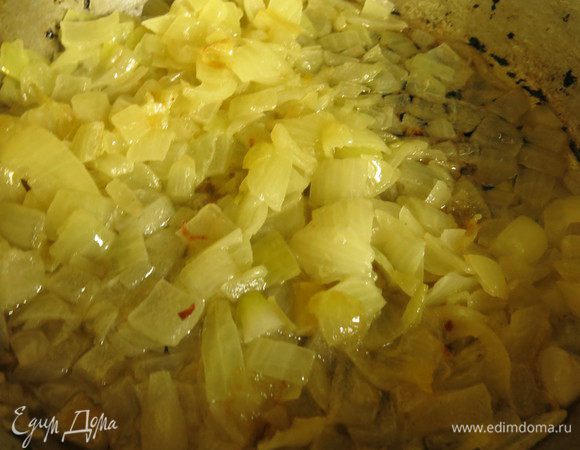 Поджариваем лук до слегка золотистого цвета.