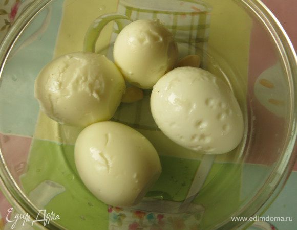 Такой паштет можно приготовить, когда необходимо использовать вареные яйца. Очищаем яйца и чеснок. Для перекуса на работе или если Вы не любите чеснок, исключаем его.