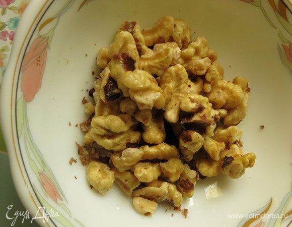 Орехи прожариваем и по возможности очищаем от шкурки.